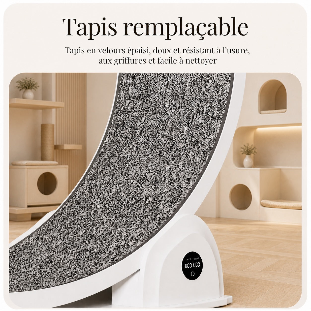 Gros plan sur le tapis en velours épaissi remplaçable d'une roue pour chat blanche, résistant à l'usure et aux griffures, salon beige moderne avec maison de chat en arrière-plan.