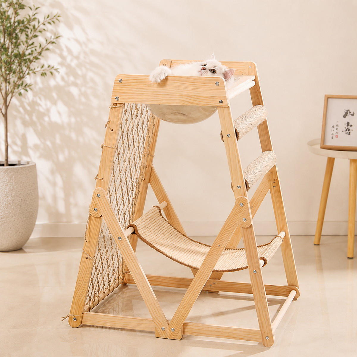 Structure d’escalade pour chat en bois naturel avec hamac suspendu, filet latéral en corde, deux barreaux à griffer et capsule panoramique surélevée accueillant un chat blanc dans un intérieur lumineux
